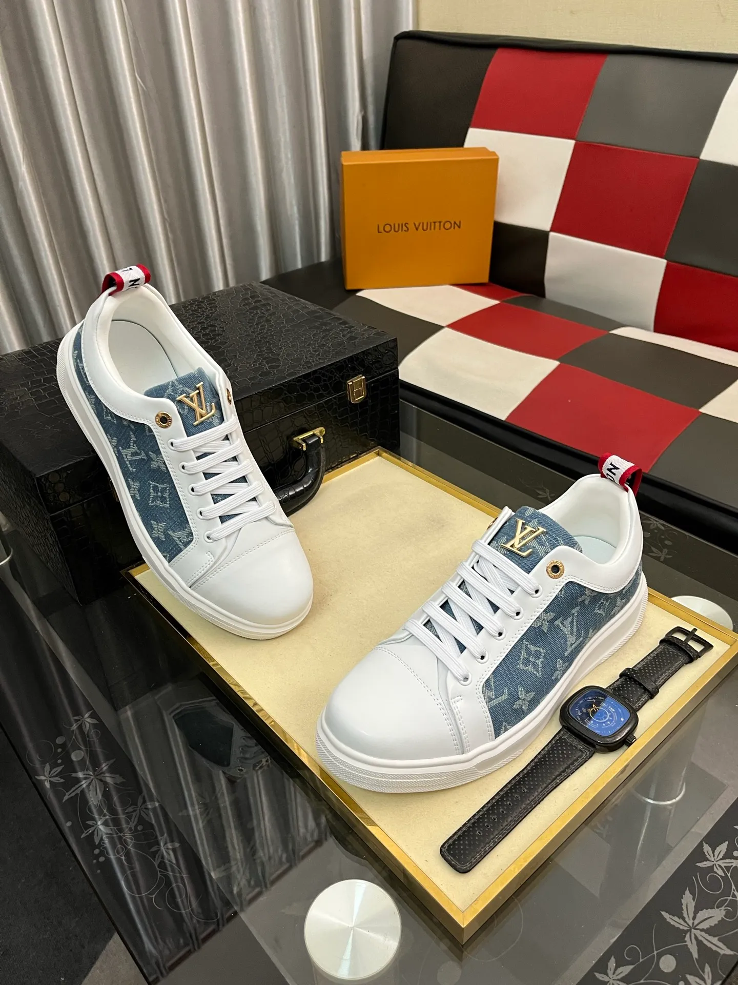 Men's shoes 💰400⌚️⌚️《Louis vuitton/LV Louis Vuitton》original quality.~ Unique modern style sneakers. 🏃A must-have casual shoe for trendy men😍😍 Original brand imported from Italy, imported original leather, cowhide lining (refuses to discolor and grind feet) sole: original sole provided by the original factory, French lazy style design ⚠️Fit to the feet, original quality, super comfortable original sole. Code number: 38-443️⃣Colors available